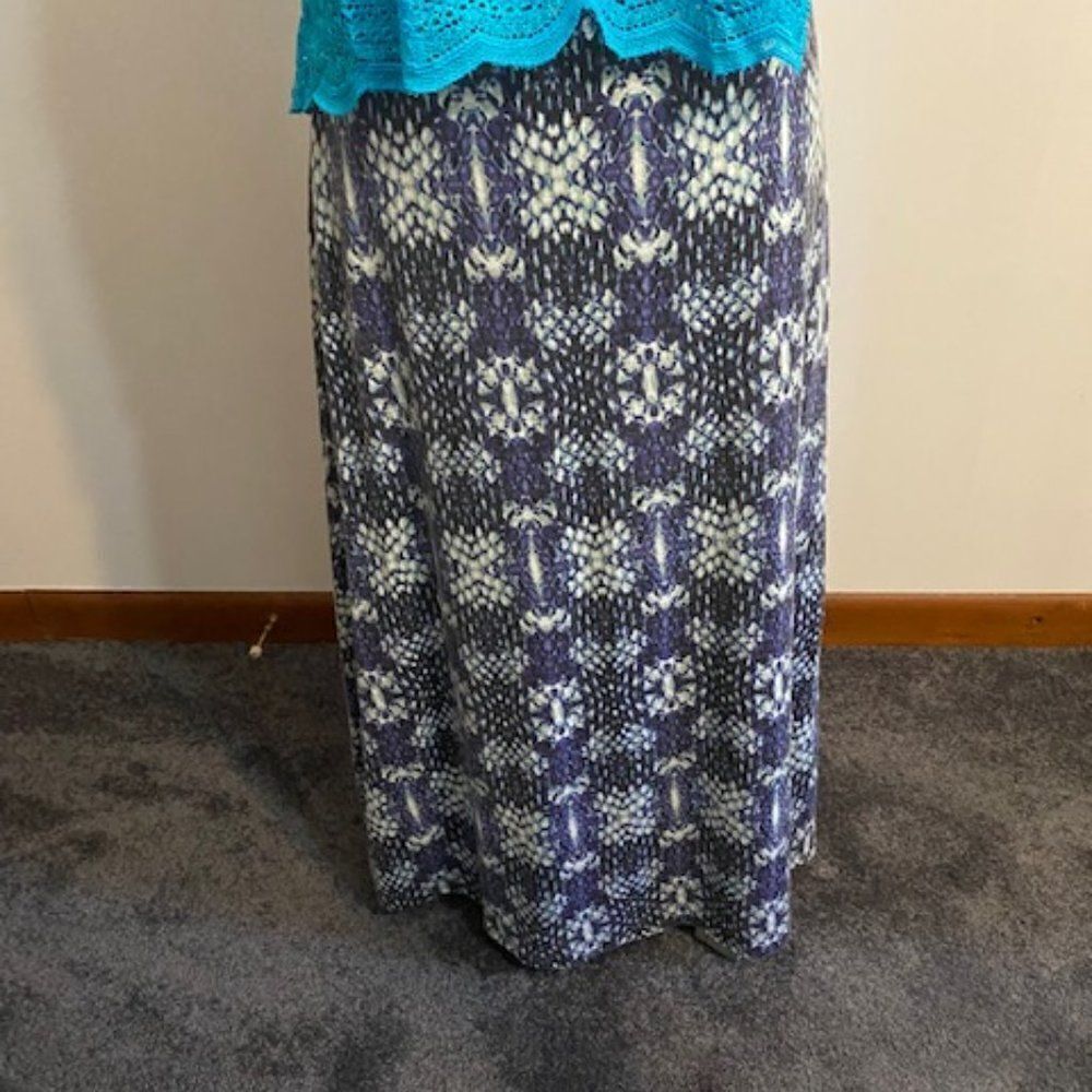 Roz & Ali Blue, White print skirt, size XLarge